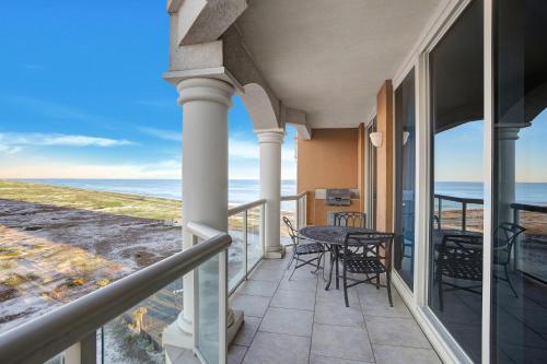 een balkon met een tafel en stoelen en de oceaan bij 2 Portofino 1602 in Oriole Beach