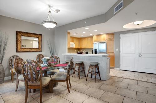 een keuken en eetkamer met een tafel en stoelen bij 2 Portofino 1602 in Oriole Beach