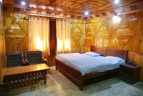 une chambre avec un lit, un bureau et une chaise dans l'établissement Lake View Stays Nainital, à Nainital