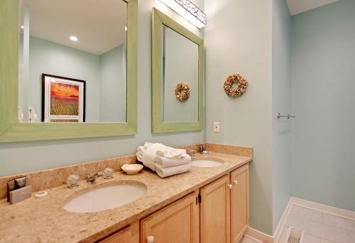 ein Badezimmer mit zwei Waschbecken und einem Spiegel in der Unterkunft OG02: 2 Ocean Green in Kiawah Island