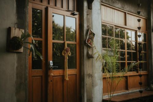 a wooden door with a rope on it next to a window at 月光寶盒旅店 Moonlight Hostel in Kaohsiung