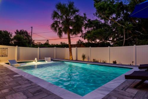einen Pool im Hinterhof mit einem Zaun in der Unterkunft Quaint Cottage in a South Sarasota Neighborhood in Sarasota