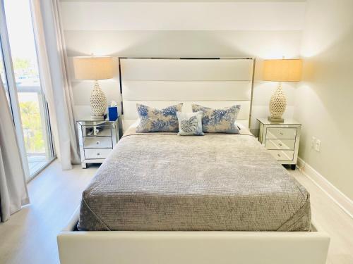 Giường trong phòng chung tại OCEAN VIEW 1BR 2BA BEACH CONDO Parking