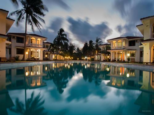 Villa con piscina por la noche en Bahari Dhow Beach Villas, en Diani Beach