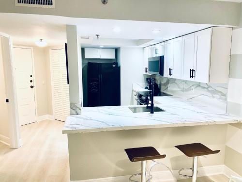 Ảnh trong thư viện ảnh của OCEAN VIEW 1BR 2BA BEACH CONDO Parking ở Miami Beach