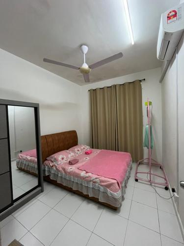 Postel nebo postele na pokoji v ubytování Dua Puteri Homestay