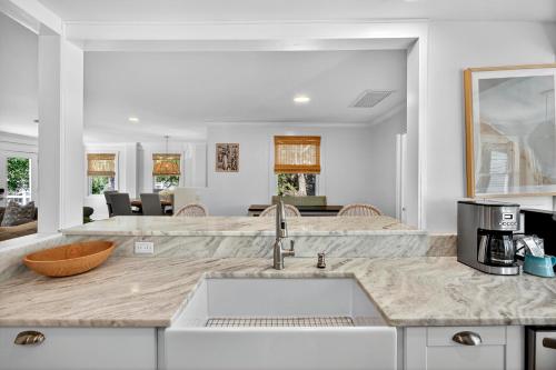 eine Küche mit Spüle und ein Wohnzimmer in der Unterkunft AV4-22: 4 22nd Avenue in Isle of Palms