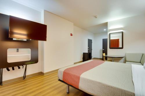 Postel nebo postele na pokoji v ubytování Motel 6-Tulsa, OK