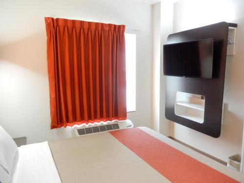 TV a/nebo společenská místnost v ubytování Motel 6-Tulsa, OK