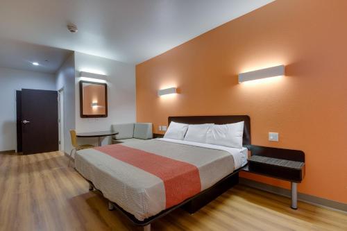 Postel nebo postele na pokoji v ubytování Motel 6-Tulsa, OK