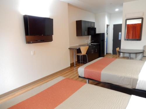 TV a/nebo společenská místnost v ubytování Motel 6-Tulsa, OK