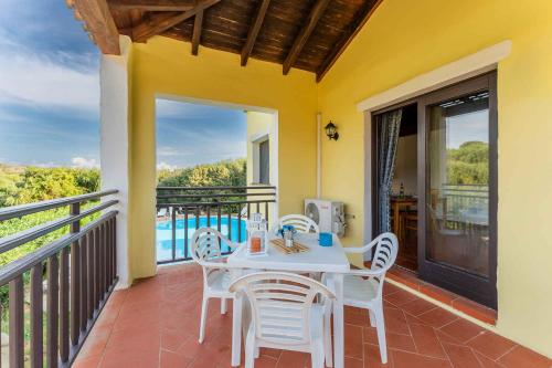 Swimmingpoolen hos eller tæt på House and Apt. in Sassari 30366