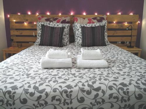 - une chambre avec un grand lit et des oreillers blancs dans l'établissement Apartment Jasmim, à Lisbonne
