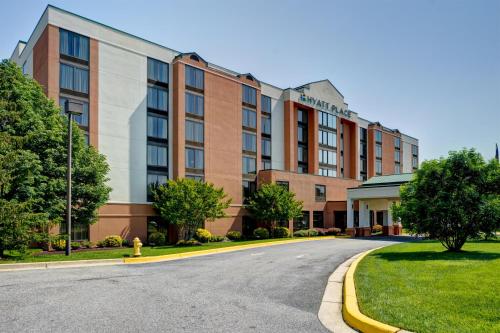 an empty street in front of a building at Hyatt Place Baltimore/BWI Airport in Linthicum Heights