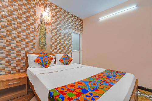 Postel nebo postele na pokoji v ubytování Hotel Revolve Inn