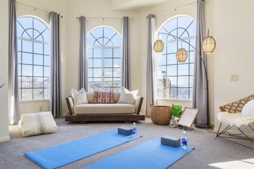 - un salon avec un canapé et 2 tapis bleus dans l'établissement Summit House Joshua Tree Iconic Mountain Estate with Spa Ping-Pong Pool Table Fire Pit, à Yucca Valley