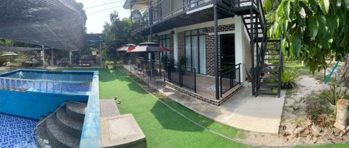 Πισίνα στο ή κοντά στο Chalet Pakku Ruat