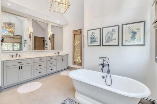 ein weißes Bad mit einer Badewanne und 2 Waschbecken in der Unterkunft MG3083: 3083 Marshgate in Seabrook Island