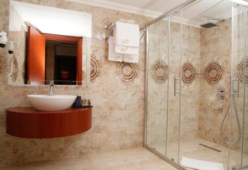 La salle de bains est pourvue d'un lavabo et d'une douche. dans l'établissement Grand Vuslat, à Trabzon