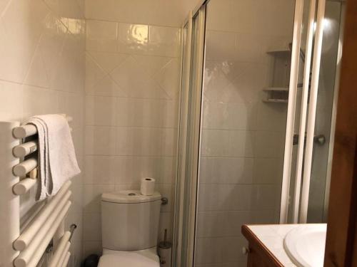 Un baño blanco con inodoro y ducha. en Time to Ski - Piaf, en Sainte-Foy-Tarentaise