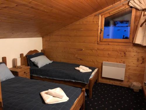 una habitación con dos camas y una ventana en Time to Ski - Piaf, en Sainte-Foy-Tarentaise