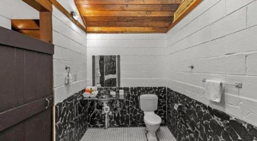 Koupelna v ubytování Orator Hotel