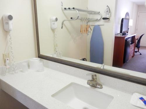 uma casa de banho com um lavatório e um espelho grande em Motel 6-Luling, LA em Luling