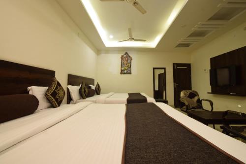 un dormitorio con una cama grande en una habitación en Hotel Krishna Palace, en Udaipur