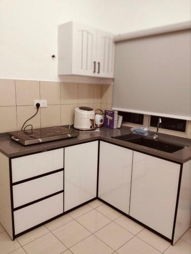 Kuchyň nebo kuchyňský kout v ubytování Residensi Seri Serindit Melaka