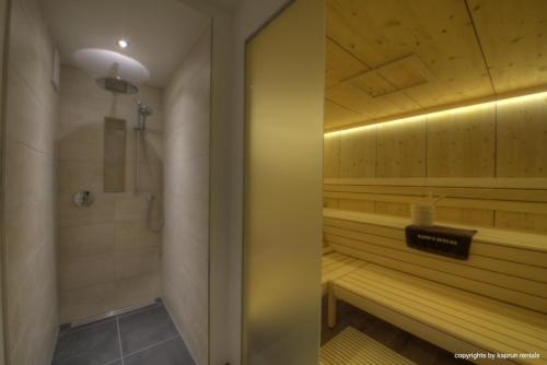 La salle de bains est pourvue d'une douche à l'italienne et d'un banc. dans l'établissement Deer & Dear Luxury Chalet, à Piesendorf