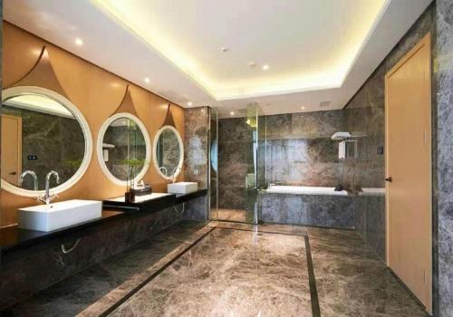 Ένα μπάνιο στο Kyriad Marvelous Hotel Xiangyin Bus Station