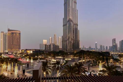Private Room in Luxurious 3BR Apt in Downtown, Direct Access to Dubai Mall and Metro