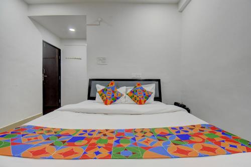 Ένα ή περισσότερα κρεβάτια σε δωμάτιο στο FabHotel Spark Inn