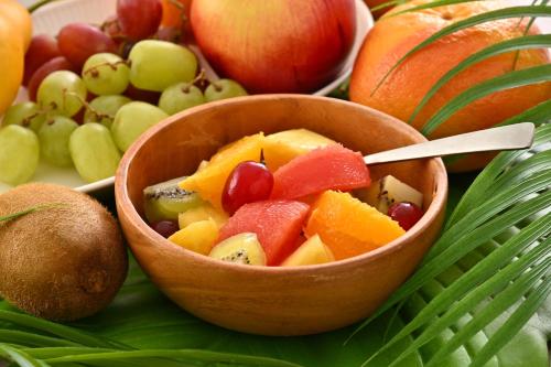 uma taça de fruta sentada em cima de uma mesa em 栂池高原　丘の上ホテル em Otari