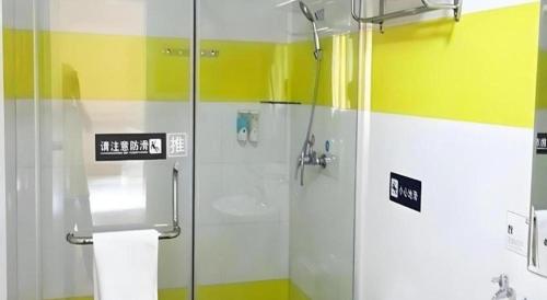 ein Bad mit einer Dusche und einer Glasduschkabine in der Unterkunft 7 Days Inn Guiyang Gaicha Avenue Guizhou Institute of Technology in Guiyang