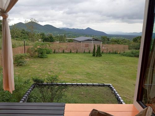 Cảnh núi rừng hoặc tầm nhìn ra núi từ nhà nghỉ dưỡng