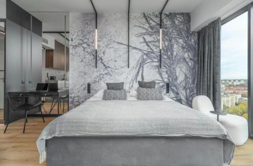 什切青Hanza Tower Original 23 CITY Pool & SPA的一间带大床和书桌的卧室