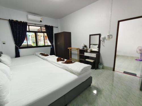 Postel nebo postele na pokoji v ubytování PHP Home Betong พีเอชพี โฮม เบตง