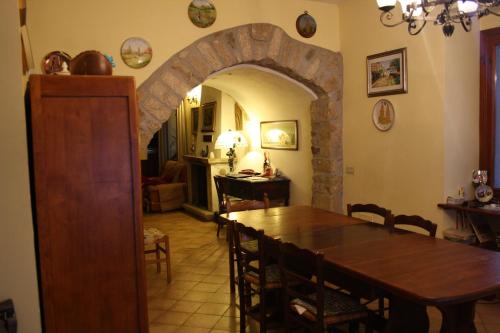 een keuken en eetkamer met een tafel en stoelen bij Agriturismo Casale 1921 in Torre le Nocelle
