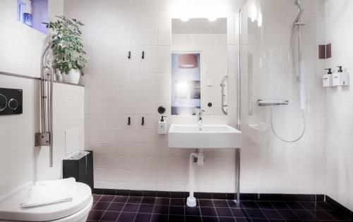 ein Badezimmer mit Waschbecken, Dusche und Toilette in der Unterkunft Almåsa Havshotell in Västerhaninge