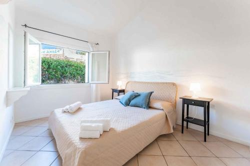 ein Schlafzimmer mit einem Bett mit Handtüchern darauf in der Unterkunft Holiday home in Baja Sardinia 30355 in Baja Sardinia