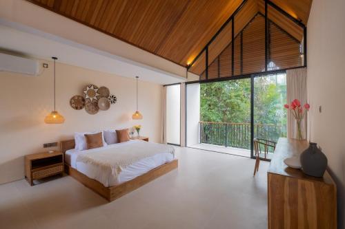 En eller flere senge i et værelse på Large Private Pool Villa Border Canggu & Pererenan