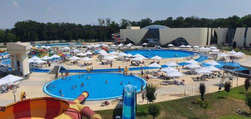 une grande piscine avec des gens dans un complexe hôtelier dans l'établissement Uniri Urban Escape 103, à Craiova