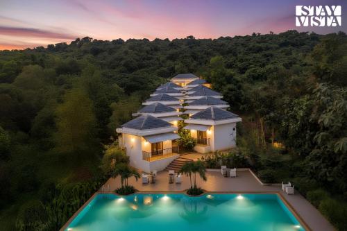 eine Luftaufnahme einer Villa mit Swimmingpool in der Unterkunft StayVista at Kuhu Natures Resort with BBQ, Pool in Mandrem