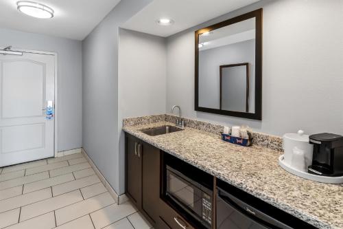 ein Badezimmer mit Waschbecken und Spiegel in der Unterkunft Hampton Inn Middletown in Middletown