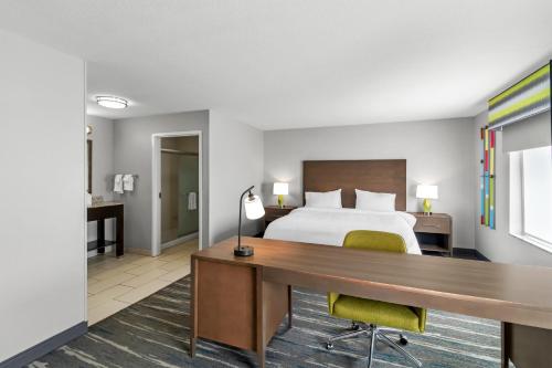 ein Hotelzimmer mit Bett und Schreibtisch in der Unterkunft Hampton Inn Middletown in Middletown