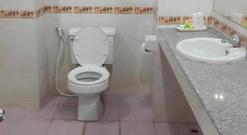 a bathroom with a toilet and a sink at Rawanda Resort Hotel in Ban Khlong Pho