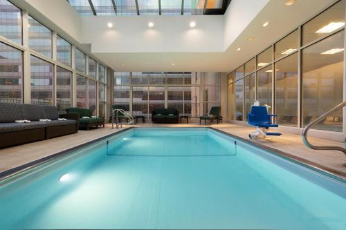 a swimming pool in a building with a living room at Hilton Garden Inn Chicago Downtown/Magnificent Mile in Chicago
