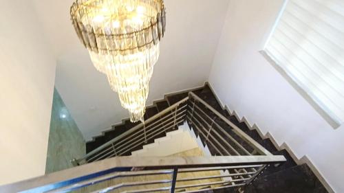 un lustre suspendu à un escalier dans un bâtiment dans l'établissement It is Luxury villa with nature for relaxation, à Attappādi