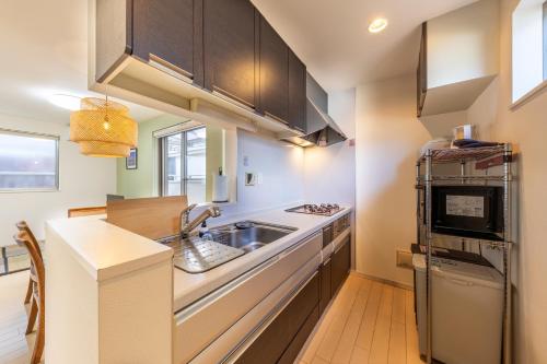 Kuchyň nebo kuchyňský kout v ubytování Jin's Place - 15m to Haneda & Shinagawa